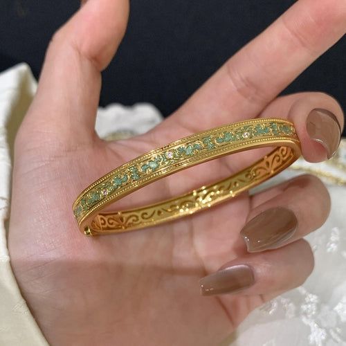 Fashionable Vintage-Style Bracelet for Old Money Style Lovers
