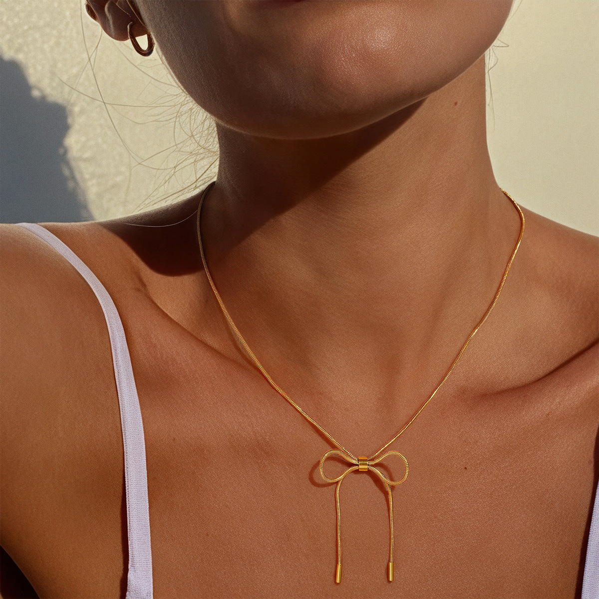 Elegant Bow Design Necklace with Inlaid Pearls for Women