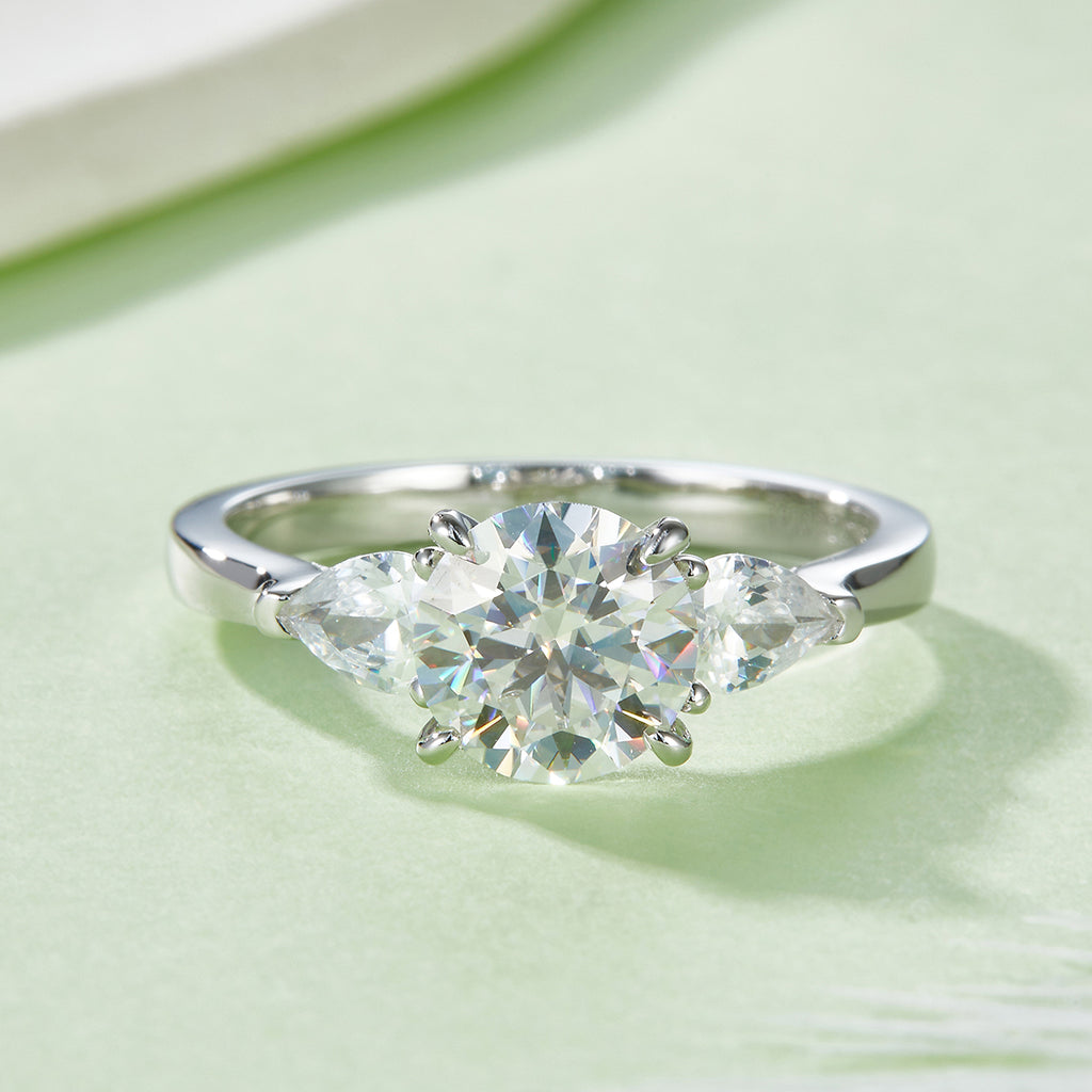 Stunning 2 Carat Round Moissanite Engagement Ring in S925 Silver