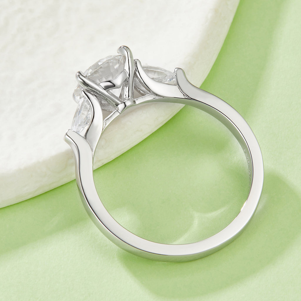 Stunning 2 Carat Round Moissanite Engagement Ring in S925 Silver