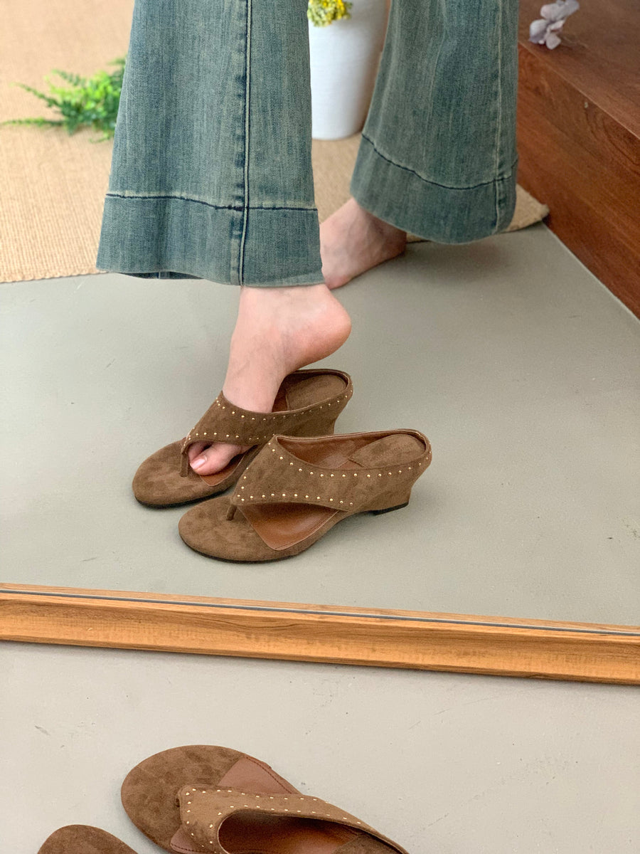 Elegant Women's Vintage Rivet Thong Slide Sandals