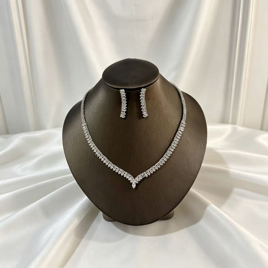 Fashionable Minimalist Fully Diamond-encrusted Choker Necklace