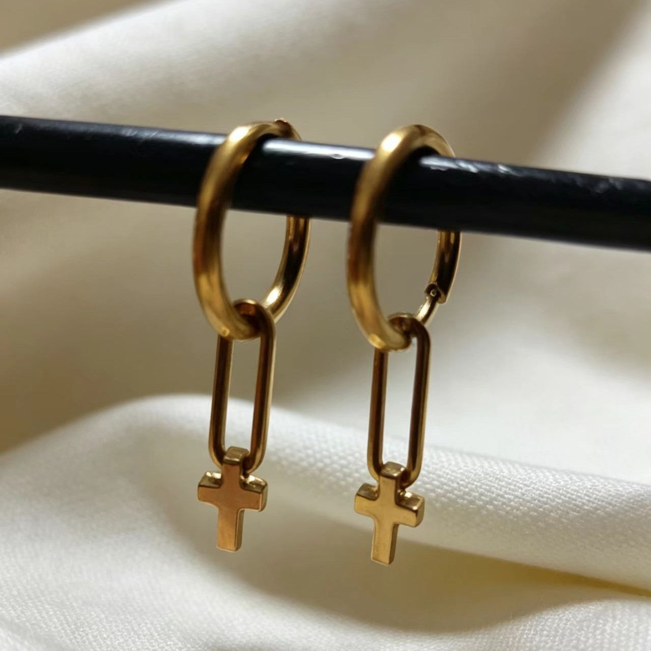Fashionable and Minimalist Cross Earrings for Everyday Wear