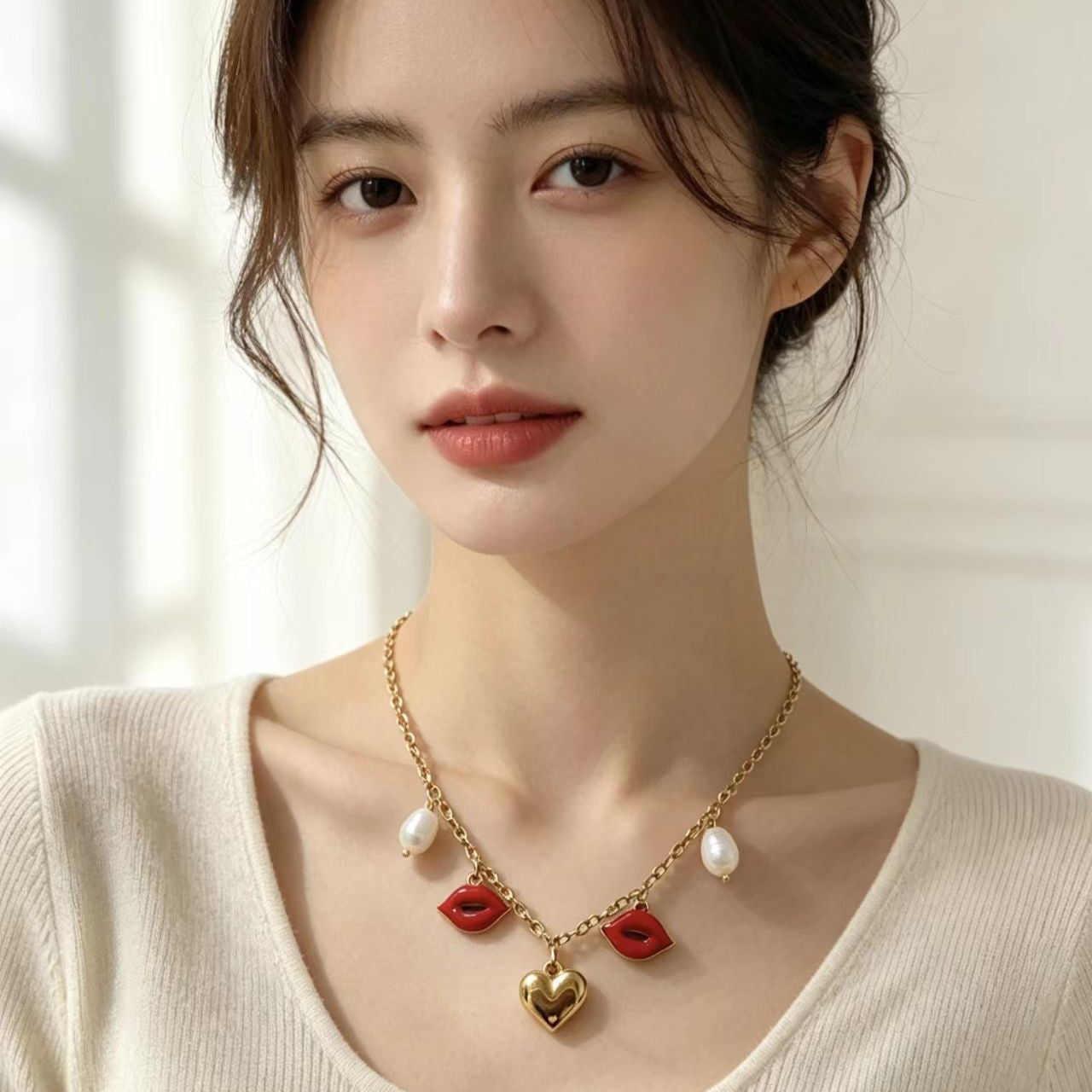 Fashionable Clavicle Chain Necklace with Heart Pendant