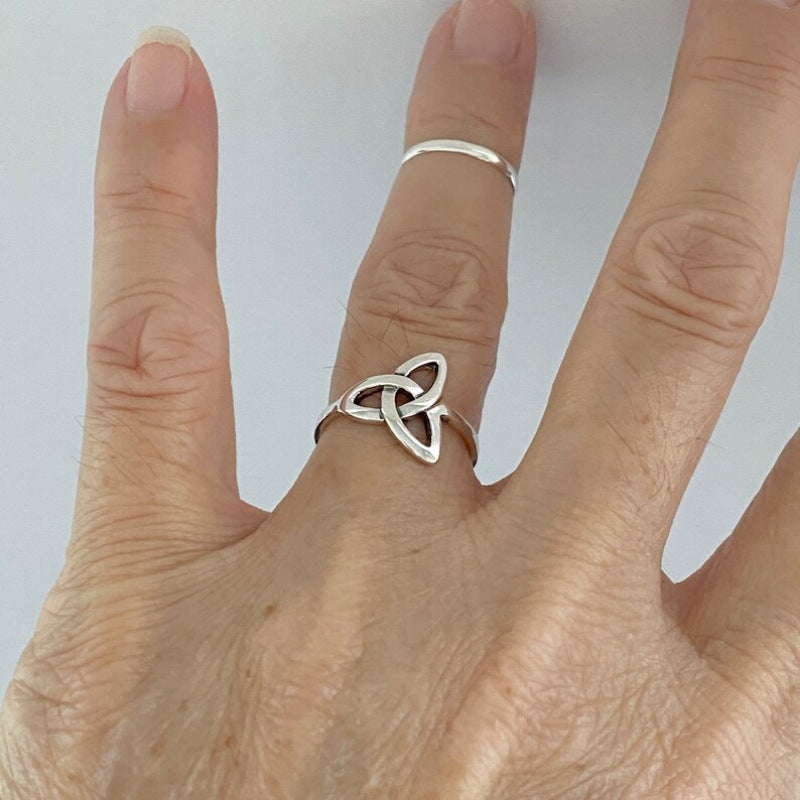 European and American Vintage Plain Band Ring - Timeless Elegance