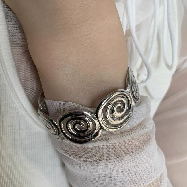 Adjustable Open-ended Linear Design Bracelet for Every Occasion