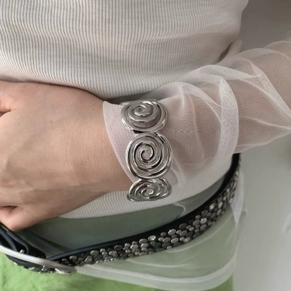 Adjustable Open-ended Linear Design Bracelet for Every Occasion
