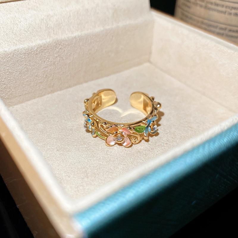 Niche High-end Statement Ring with Retro Courtly Style