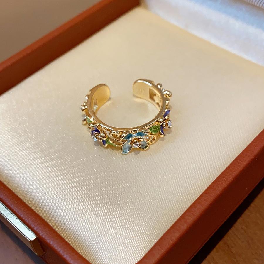 Niche High-end Statement Ring with Retro Courtly Style