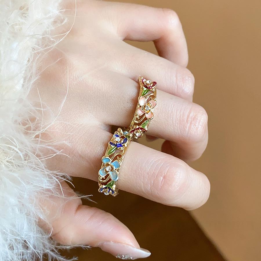Niche High-end Statement Ring with Retro Courtly Style