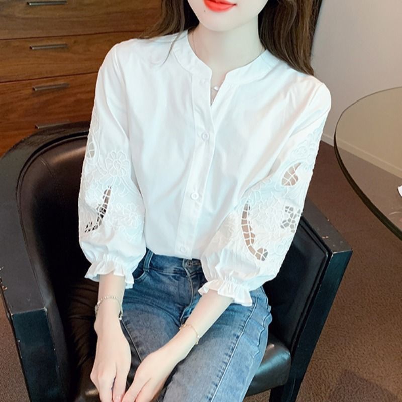 Stylish Summer Blouse with Three-Quarter-Length Sleeves