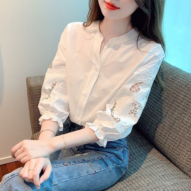 Stylish Summer Blouse with Three-Quarter-Length Sleeves