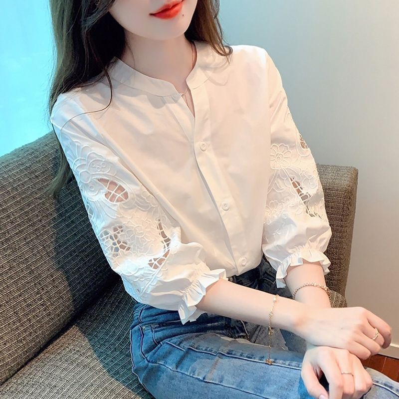 Stylish Summer Blouse with Three-Quarter-Length Sleeves
