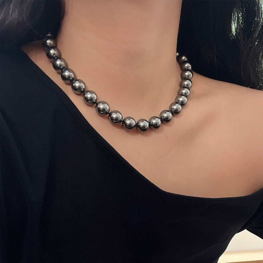 Fashionable Black Pearl Necklace for Women - Elegant Accessory
