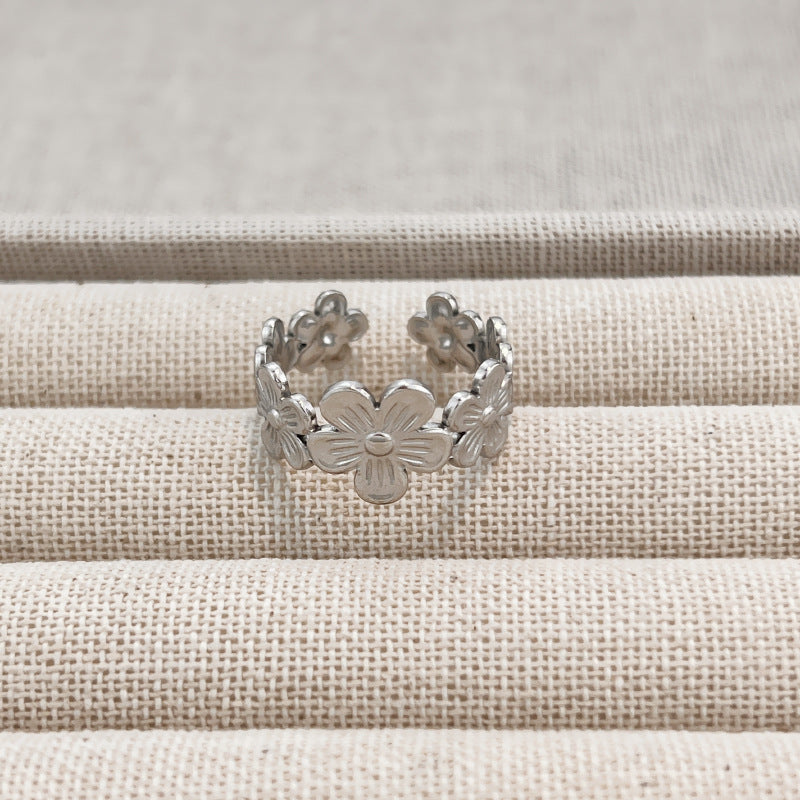 Colorfast Hollowed-out Heart Ring for Women - Trendy Accessory