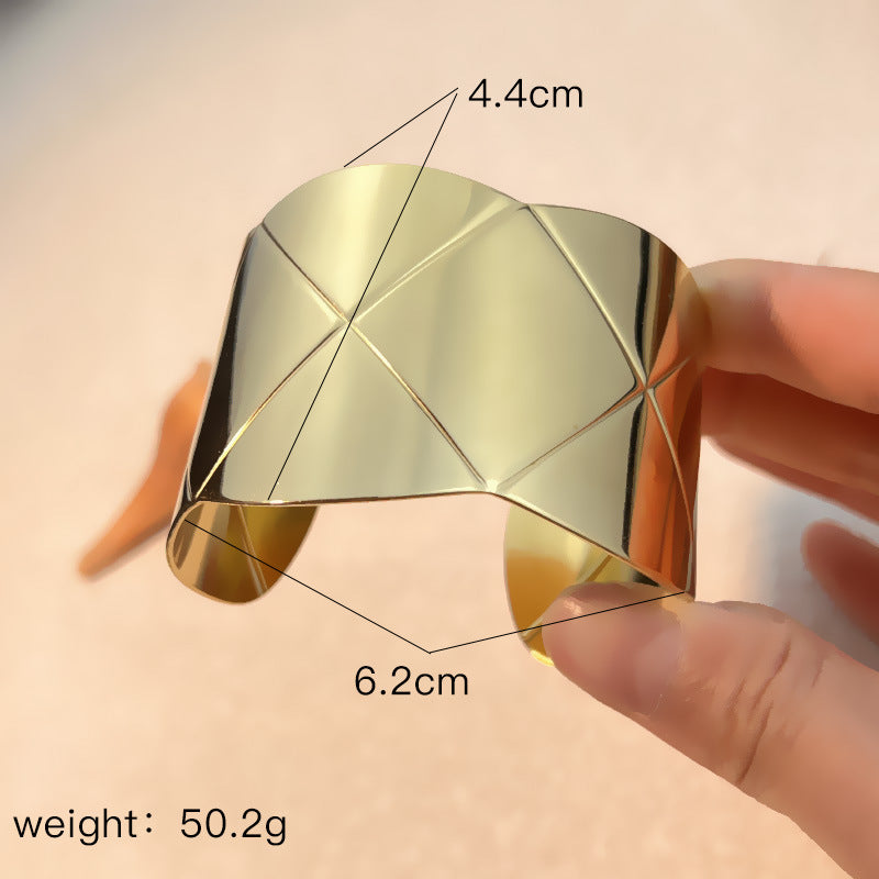 Fashionable Stainless Steel Bracelet for Women - Trendy Accessory