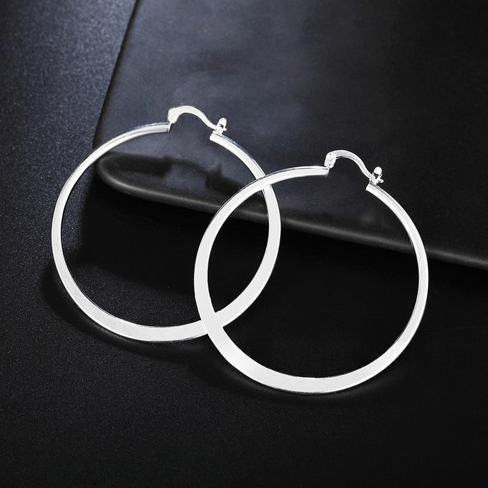 Simple Elegant and Fashionable Women's Earrings for Every Occasion