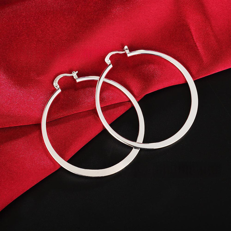 Simple Elegant and Fashionable Women's Earrings for Every Occasion