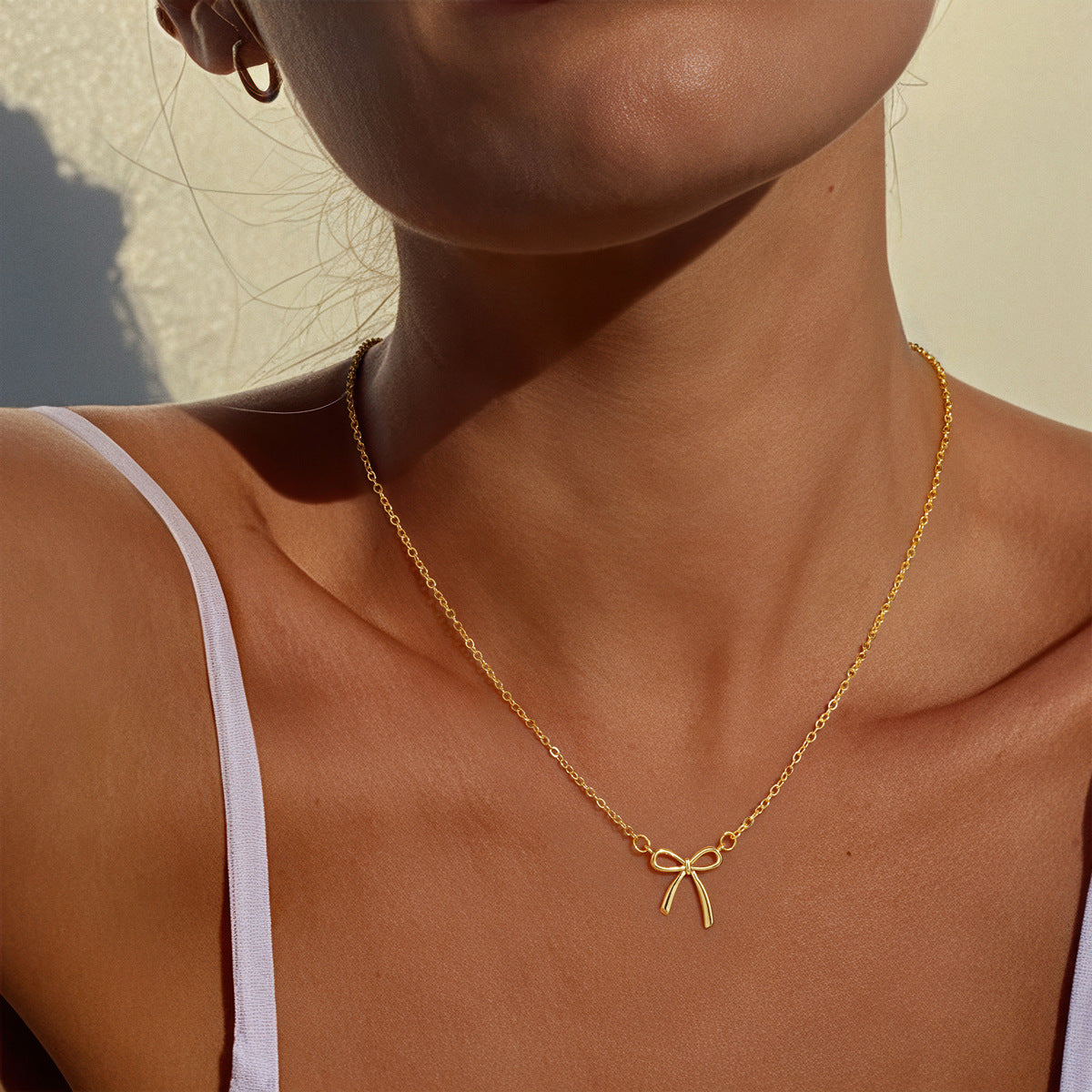 Elegant Bow Design Necklace with Inlaid Pearls for Women