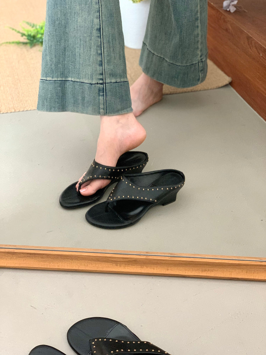 Elegant Women's Vintage Rivet Thong Slide Sandals